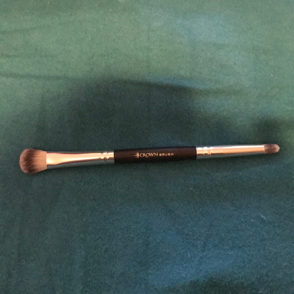 Dual shadow and crease brush